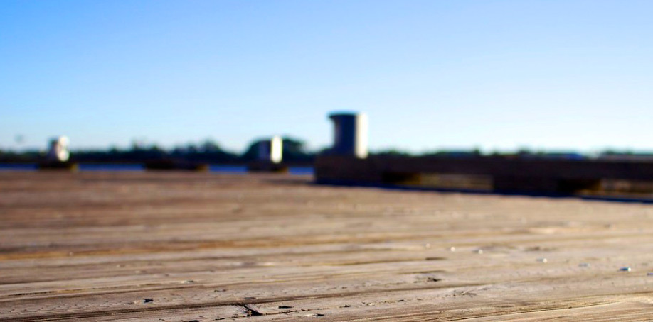 image d'un plancher en bois avec l'horizon d'une ville en arrière-plan